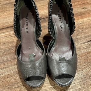 Gray  Ruffle edge heels